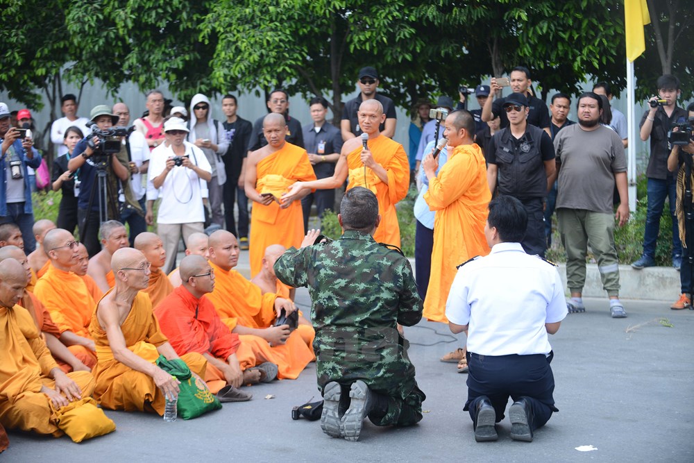 Dù biểu tình nhưng chính quyền Thái Lan vẫn quỳ gối trước các nhà sư