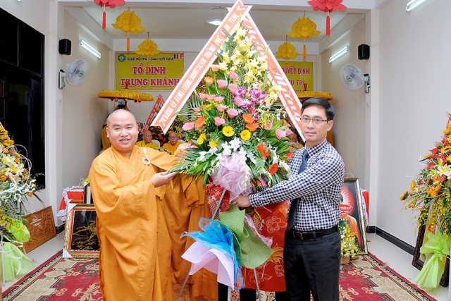 Ông Nguyễn Xuân Ninh tặng hoa chúc mừng
