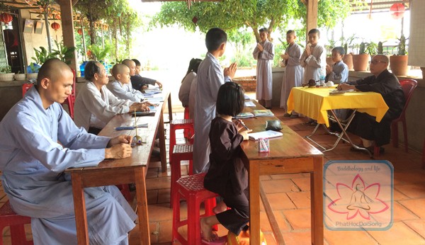 Môn học nghi lễ Phật giáo cho tất cả chúng điệu trong huyện Đăk R'lấp tại một lớp gia giáo chùa Liên Hoa tỉnh Đăk Nông. Ảnh: Tuệ Đăng 