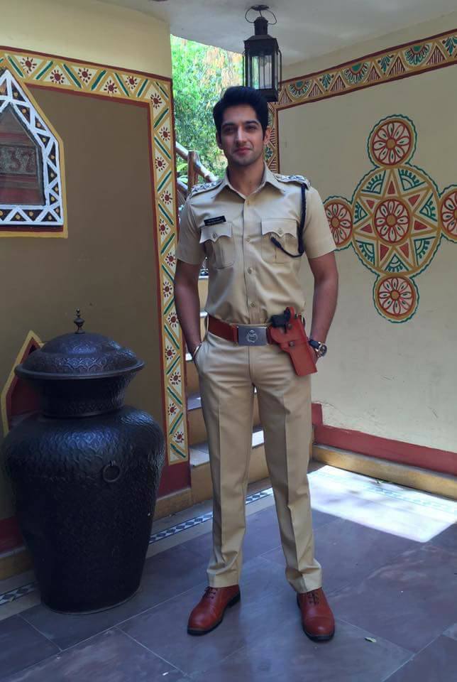  Diễn viên Mayank Arora đẹp trai phong độ trong trang phục cảnh sát Ấn Độ