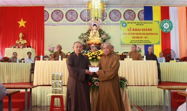 TT.Thích Quảng Tánh (phải), Phó Thường trực BTS GHPGVN huyện Củ Chi trao 10 triệu đồng của BTS huyện ủng hộ cho Lớp sơ cấp Phật học