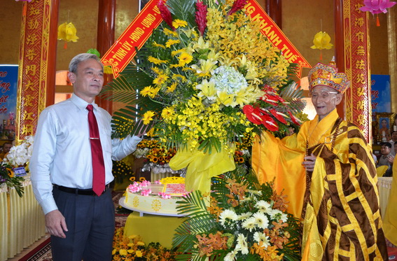 Đồng chí Nguyễn Phú Cường, Bí thư Tỉnh ủy trao tặng lẵng hoa chúc mừng Hòa thượng Thích Minh Chánh