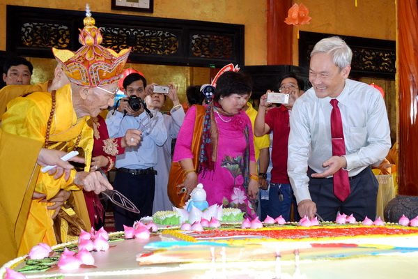 Đồng chí Bí thư Tỉnh ủy cùng cắt bánh sinh nhật với Hòa thượng Thích Minh Chánh