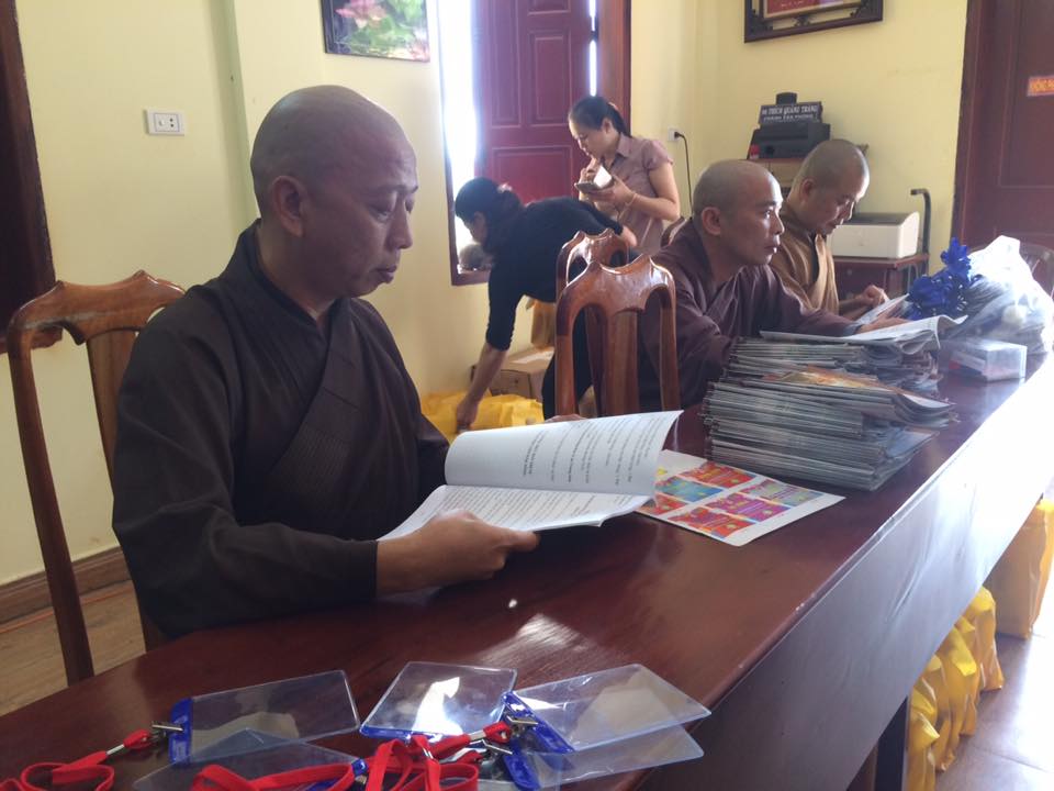 Thượng tọa Thích Quảng Tuấn-trưởng Ban trị sự Phật giáo tỉnh Đăk Nông cùng chư tôn Đức đang đọc lại văn kiện