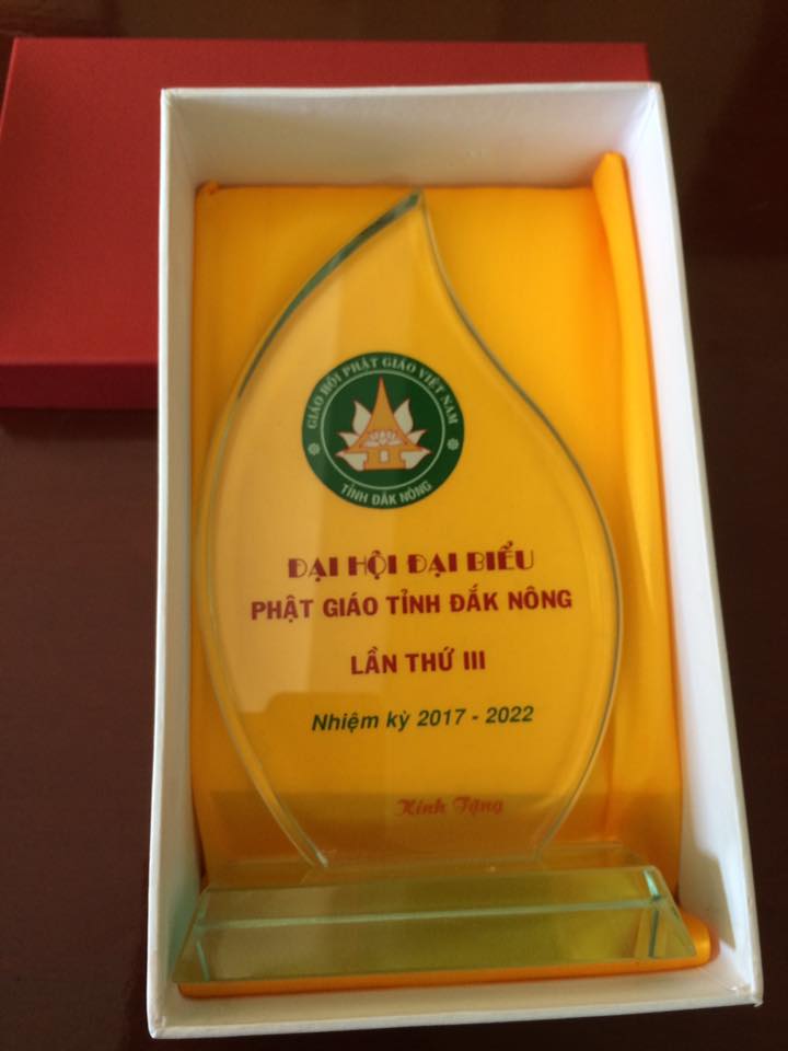 Quà tặng lưu niệm Đại hội Phật giáo tỉnh Đắk Nông lần III (2017-2022) là kỷ niệm chương.