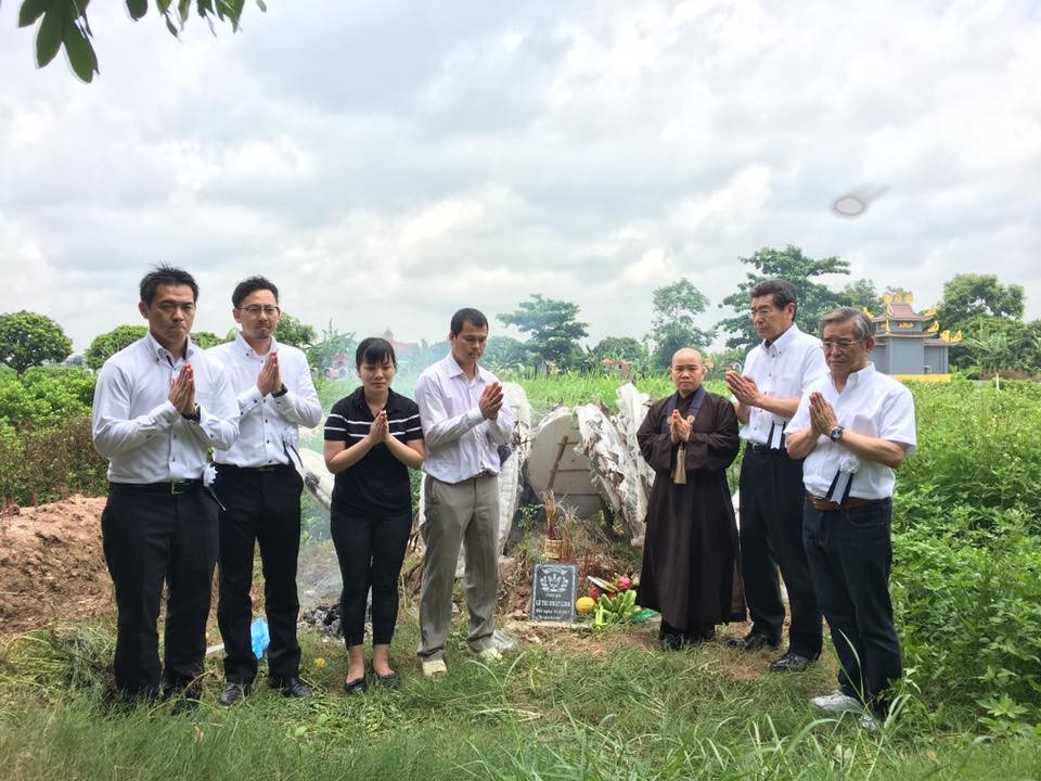 Cảnh sát Nhật Bản cùng sư cô sư cô Tâm Trí viếng mộ bé Nhật Linh tại Khóa Châu