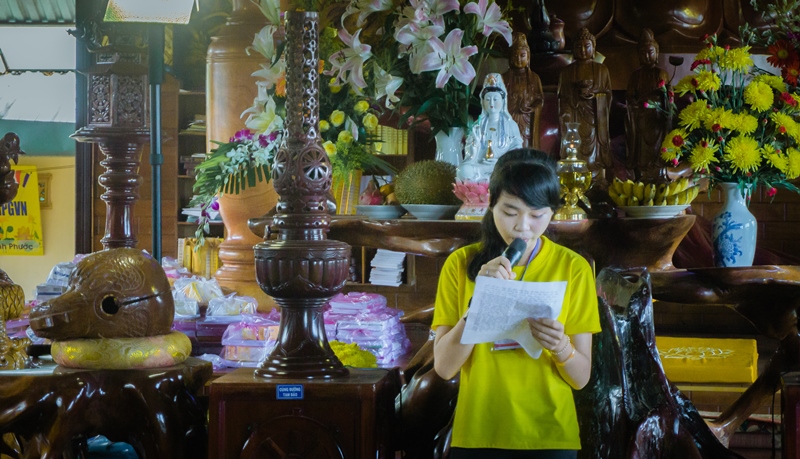 Khóa sinh Thủy Tiên pháp danh Quảng Cẩm đọc bài cảm nghĩ sau khi tu học 5 ngày tại chùa Đức Hạnh