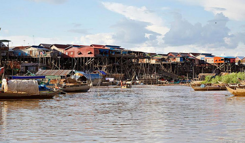 Những ngôi nhà nổi trên dòng nước ở Campuchia 