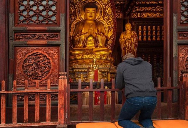Ông chủ Facebook viếng chùa, lễ Phật