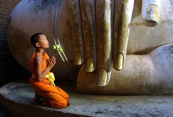 Vì sao có người rất thành tâm bái Phật nhưng vẫn gặp khổ nạn?