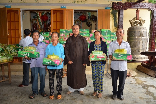 Quảng Nam: Phật tử ở Hoa Kỳ tặng quà đồng bào nghèo Quế Sơn
