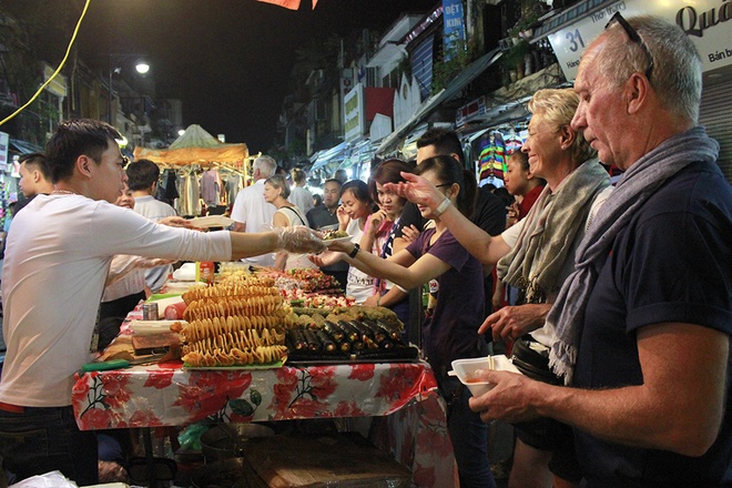 Khách Tây thích thú mua sắm ở chợ đêm phố cổ Hà Nội