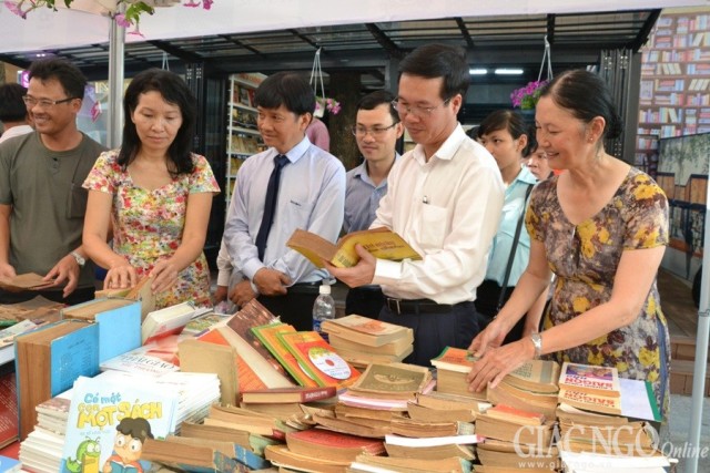 Đường sách TP.Hồ Chí Minh thu hút người đọc