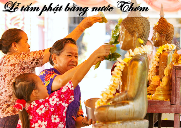 Lào: Ngày Tết đến chùa tắm Phật 