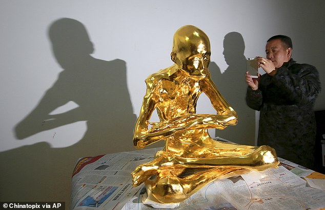Dát vàng thi hài vị cao tăng được phong “Phật sống”