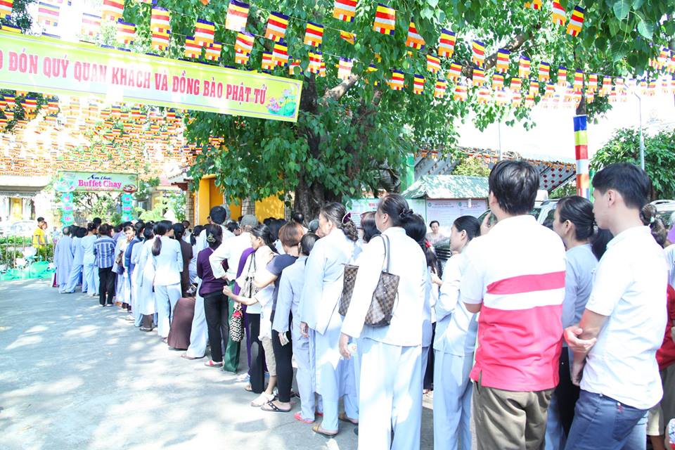 Hàng ngàn người xếp hàng mua vé buffet chay gây quỹ tại chùa Phước Viên  