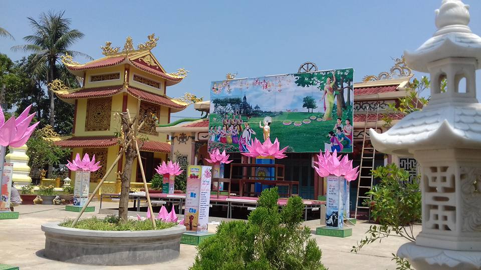 Lào: Không khí đón mừng Phật đản tại chùa Trang Nghiêm 