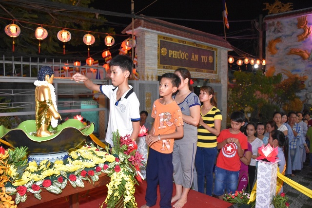 Sài Gòn: Chùa Phước Ân trang nghiêm lễ tắm Phật 