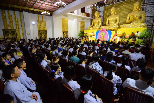 Mừng hội Vesak về chùa tắm Phật quy y 
