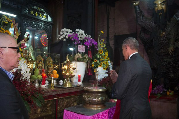Nhà Trắng đăng video Obama công đức cho chùa ở Sài Gòn