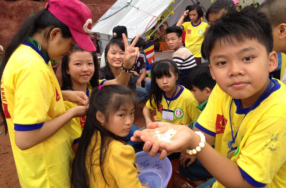 Video 600 trại sinh thi nấu ăn 'phiên chợ đồng quê' chùa Hoa Khai 