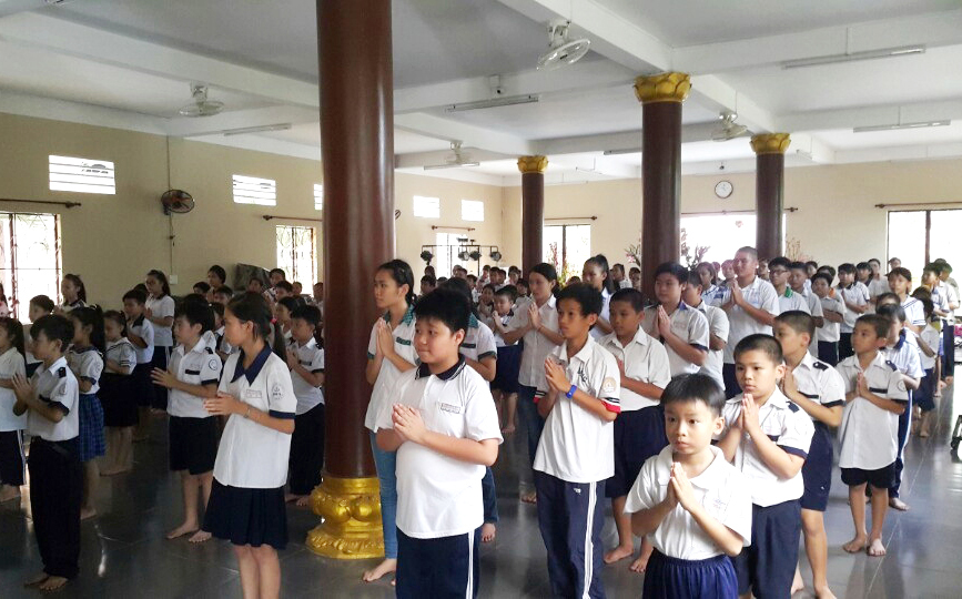 Sài Gòn: Nét đẹp học sinh đến chùa lễ Phật  