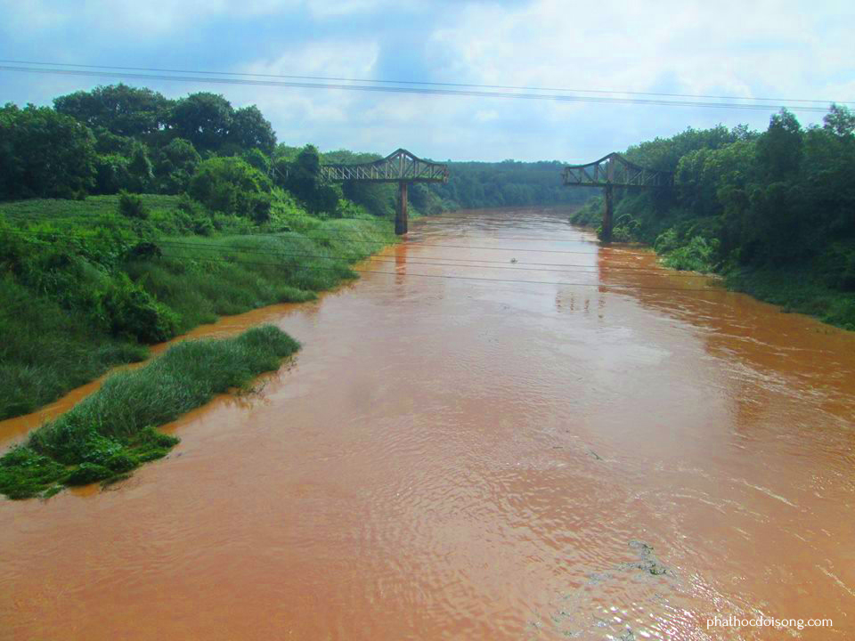 Dòng sông nước đỏ ở Sông Bé