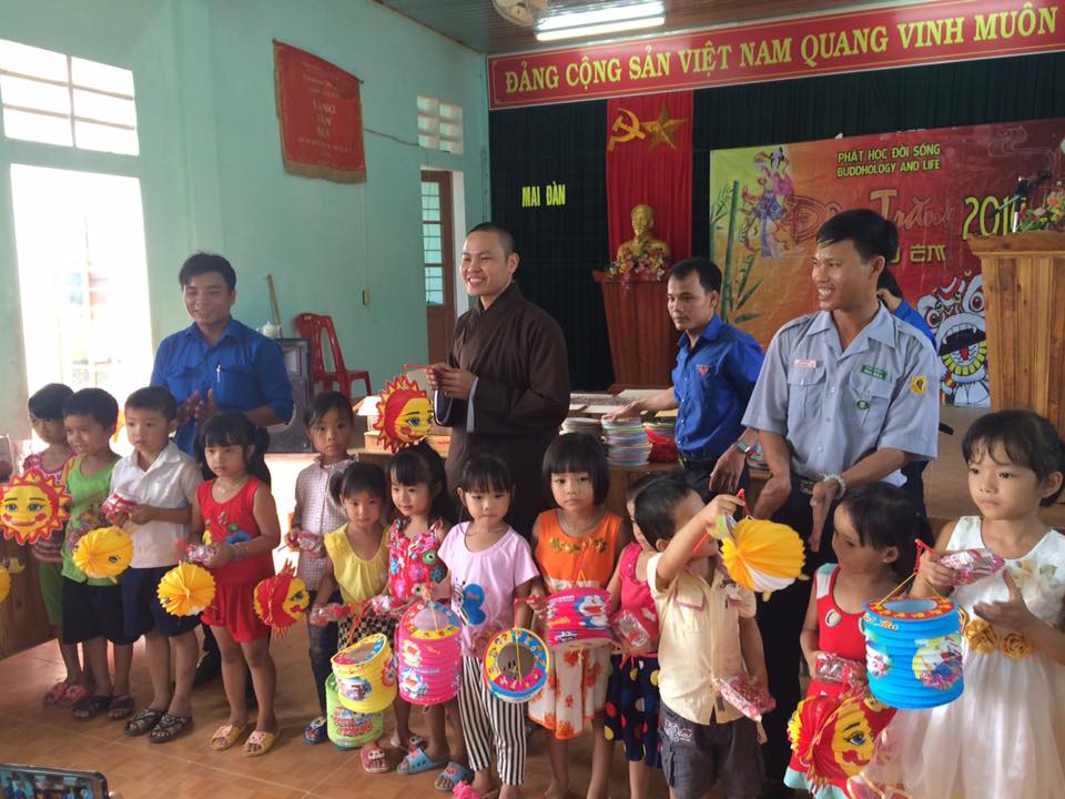 Quảng Trị: 350 phần quà trung thu cùng em tại làng Mai Đàn 