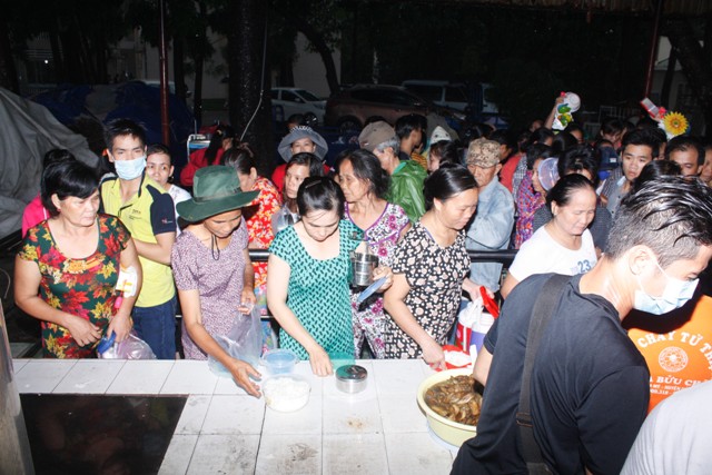Sài Gòn: Chùa Bửu Châu chăm lo trung thu cho trẻ em