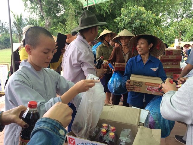 Các chùa ở Đà Nẵng tặng 300 phần quà đến người dân vùng lũ tại Quảng Bình 