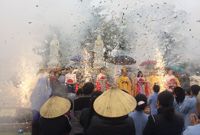 Nghệ An: Người dân đội mưa dự lễ lạc thành tôn tượng Tam Thánh chùa Long Hoa