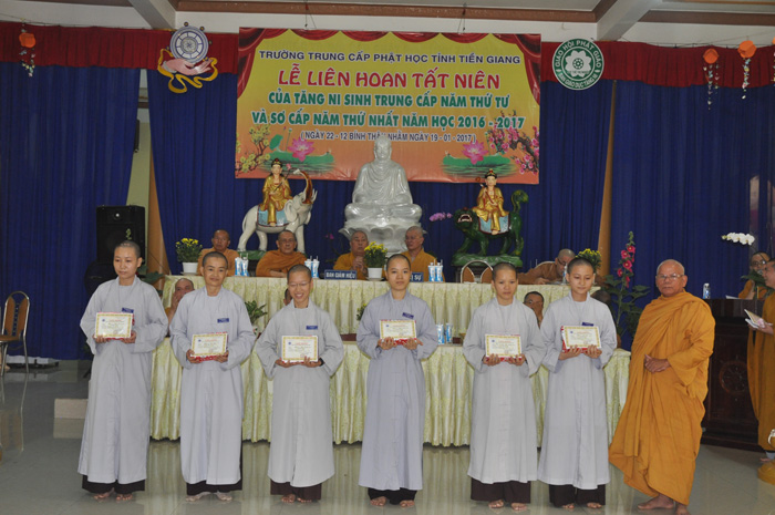 Tăng Ni sinh trường trung cấp Phật học Tiền Giang mừng tất niên 