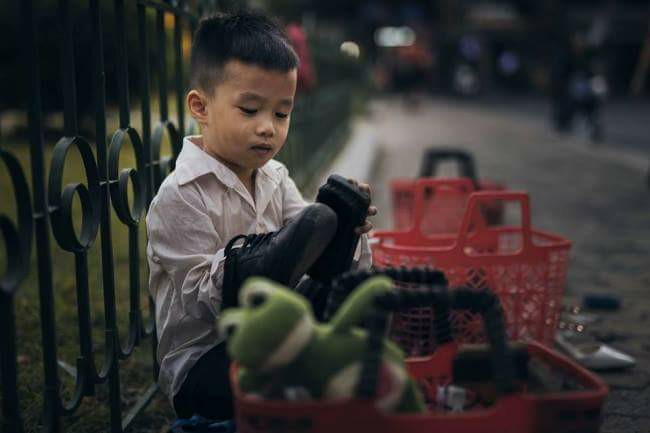 Bộ ảnh 'Cậu bé đánh giày' của nhiếp ảnh gia Thích Việt Hoàng 