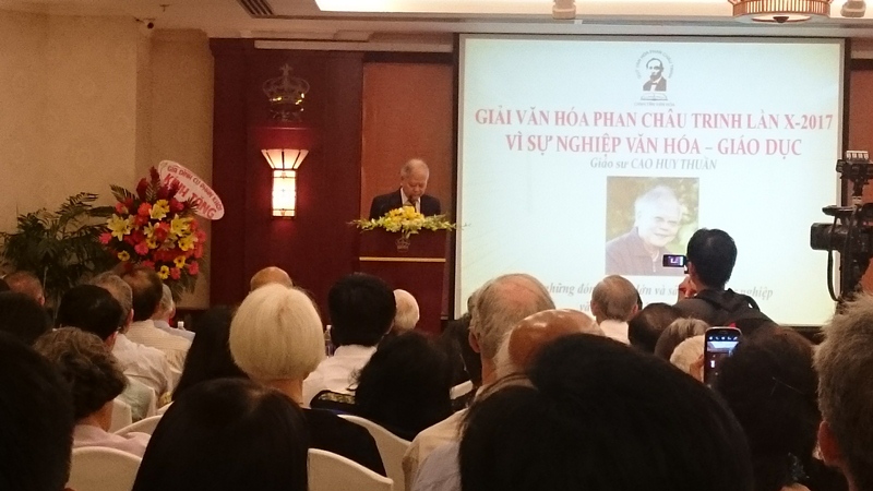 GS.Cao Huy Thuần nhận giải thưởng văn hóa Phan Châu Trinh