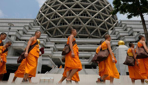 Tướng Prayut nâng quyền kiểm soát chùa Dhammakaya 