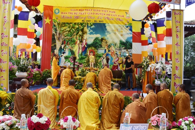 Bến Tre: Mừng Phật Thích Ca đản sanh chùa Linh Quang 