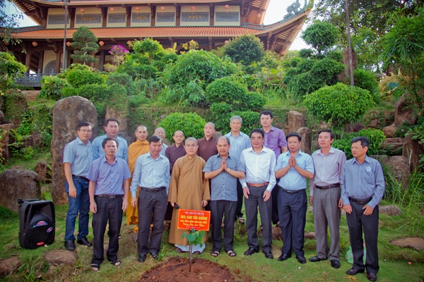 Phó Tổng Kiểm toán Nhà nước trồng cây lưu niệm tại chùa Pháp Hoa 