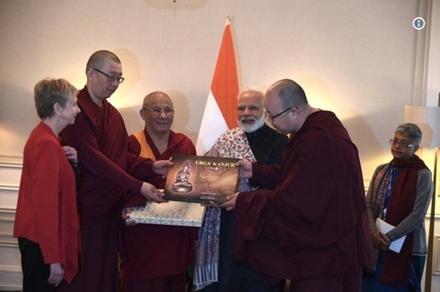 Thủ tướng Ấn Độ Narendra Modi tặng sách quý tới chùa Nga