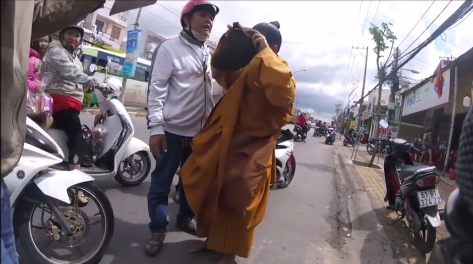 Video: Hiệp sĩ lột mũ kẻ giả ni cô ngay trên phố