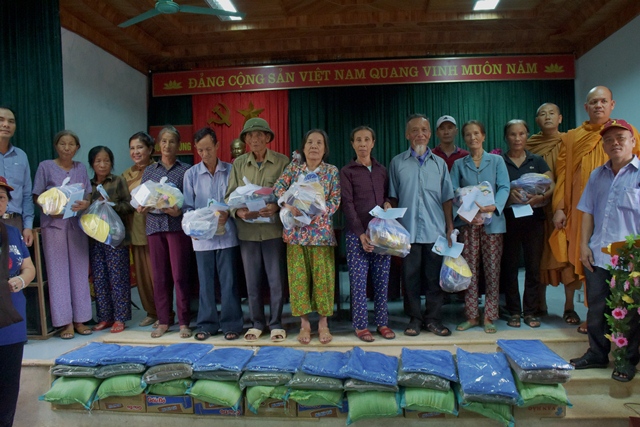 Tịnh xá Lộc Uyển và tịnh xá Ngọc Chơn cứu trợ tại huyện Quảng Trạch tỉnh Quảng Bình 