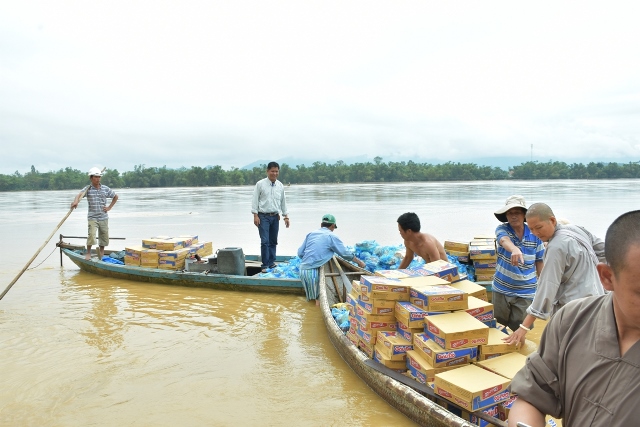 Chùa Phổ Giác tiếp tế 300 phần quà đến người dân vùng lũ tại Quảng Nam