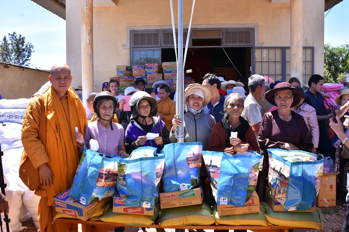Tịnh xá Lộc Uyển và tịnh xá Ngọc Chơn trực thuộc Giáo đoàn 6 đi từ thiện tại Lâm Đồng 