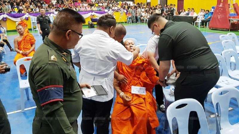 Nhà sư Thái Lan bốc thăm đi lính không ngờ trúng thật ngất ngay tại chỗ, nhân viên an ninh vẫn ‘đòi’ lấy dấu vân tay 