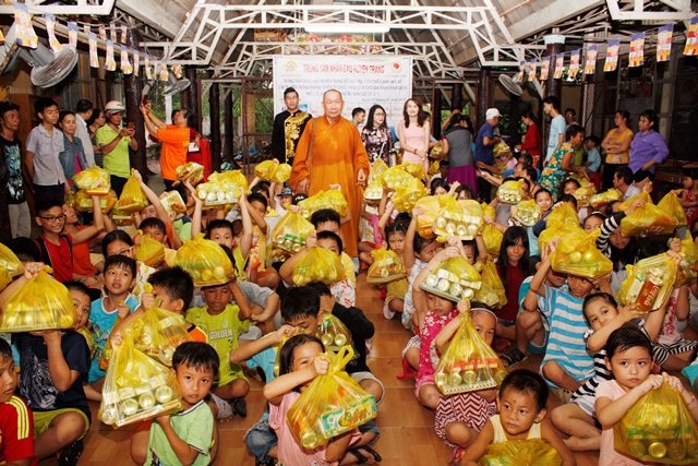 Chùa Huyền Trang tặng 600 phần quà nhân mùa Phật Đản PL.2562