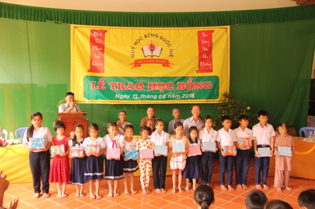 Đồng Nai: Chùa Linh Quang trao 150 suất học bỗng cho học sinh hiếu học