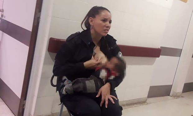Cảm động nữ cảnh sát cho em bé sơ sinh bú trong khi đang làm nhiệm vụ 