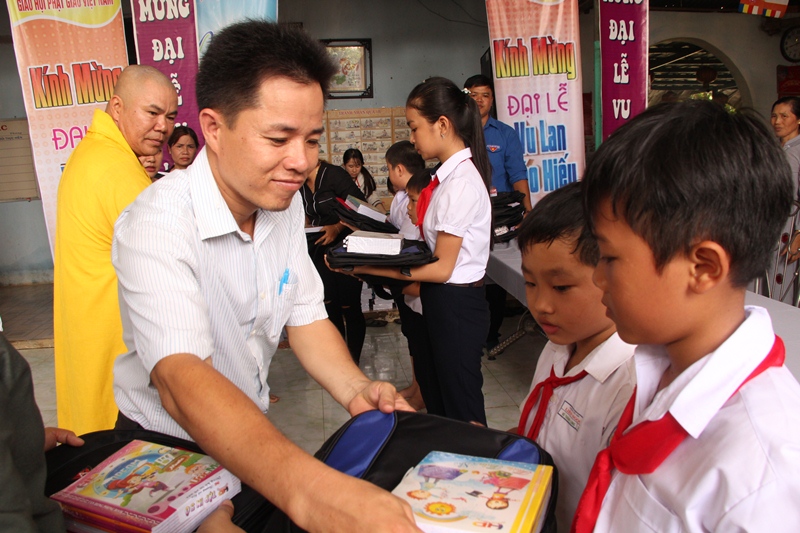 Chùa Phước Lộc tiếp sức học sinh đến trường, từ thiện rằm Tháng bảy 