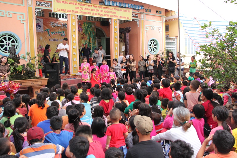 Đồng Nai: Trung thu đến sớm với các em tại chùa Linh Quang