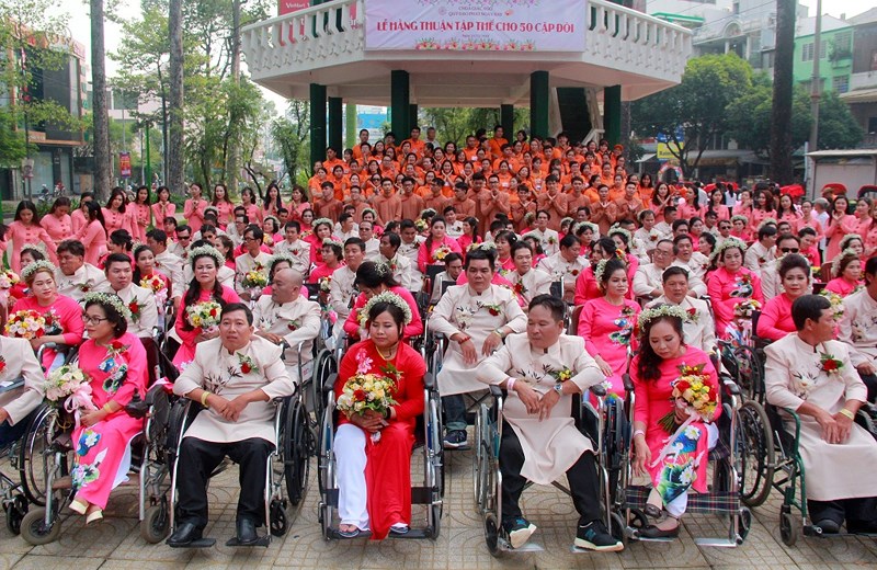 50 cặp vợ chồng ngồi xe lăn làm lễ cưới tại chùa ở Sài Gòn 