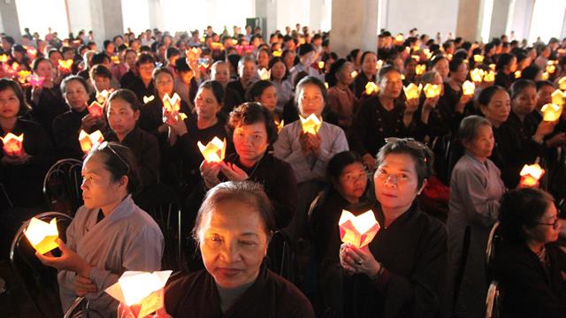 Gần 2.000 Phật tử về chùa Vân dự Lễ Vía Phật Di Đà